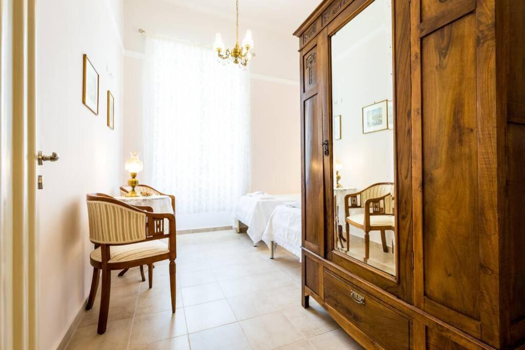 Neoclassical Flat With 2 Bedrooms In Pire Dış mekan fotoğraf
