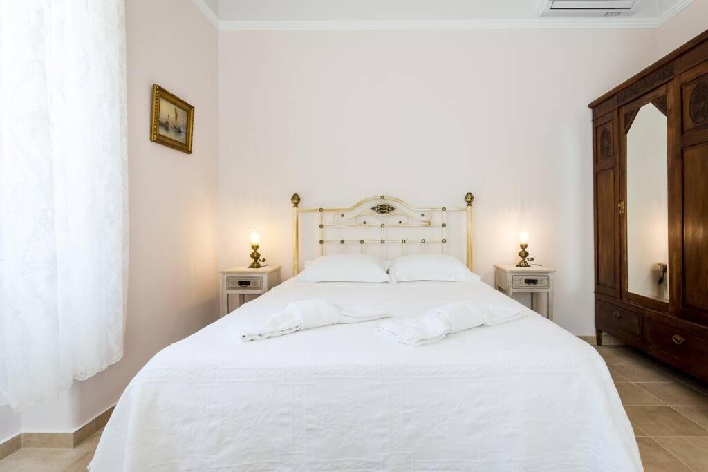 Neoclassical Flat With 2 Bedrooms In Pire Dış mekan fotoğraf