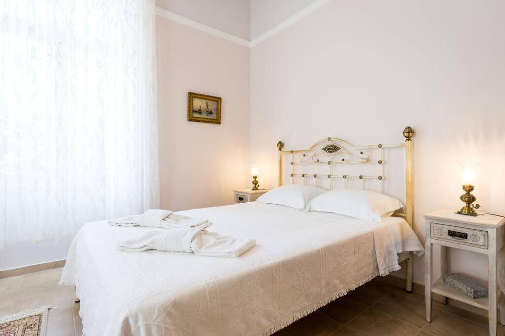Neoclassical Flat With 2 Bedrooms In Pire Dış mekan fotoğraf