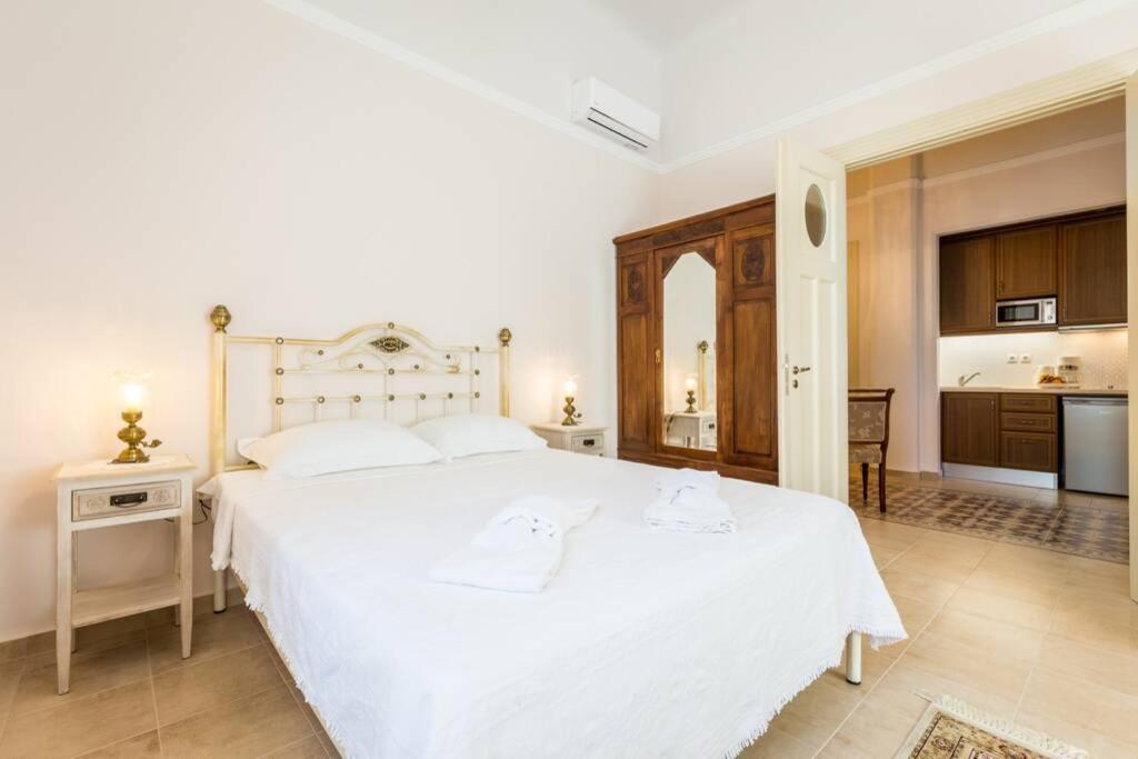 Neoclassical Flat With 2 Bedrooms In Pire Dış mekan fotoğraf