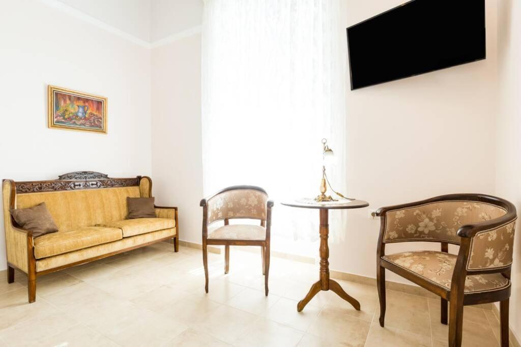 Neoclassical Flat With 2 Bedrooms In Pire Dış mekan fotoğraf