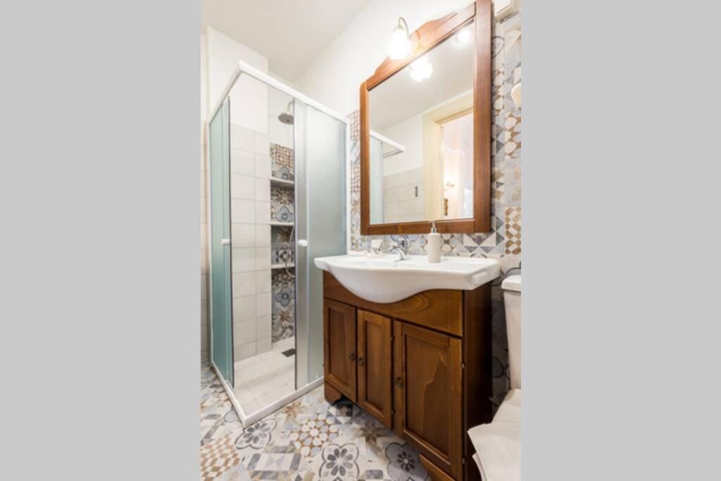 Neoclassical Flat With 2 Bedrooms In Pire Dış mekan fotoğraf