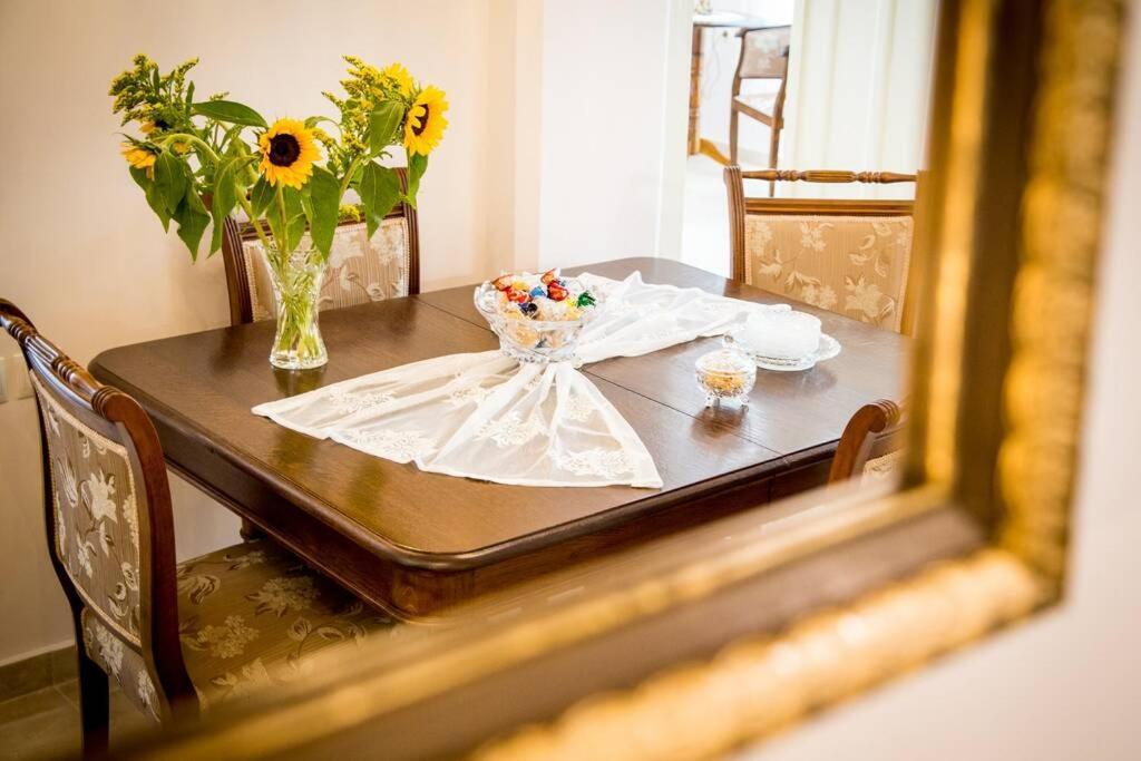 Neoclassical Flat With 2 Bedrooms In Pire Dış mekan fotoğraf