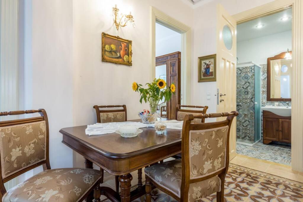 Neoclassical Flat With 2 Bedrooms In Pire Dış mekan fotoğraf